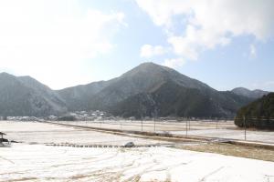 晴れた日の遠阪地区にある山の写真