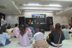 人形劇を観ている様子