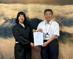 市長の林時彦から委嘱書を受け取る地域おこし協力隊の吉永隊員