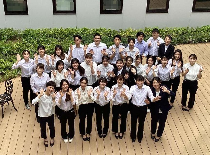 社会人1年目の卒業生29人が後輩に会いに来てくれて、光庭で集合写真