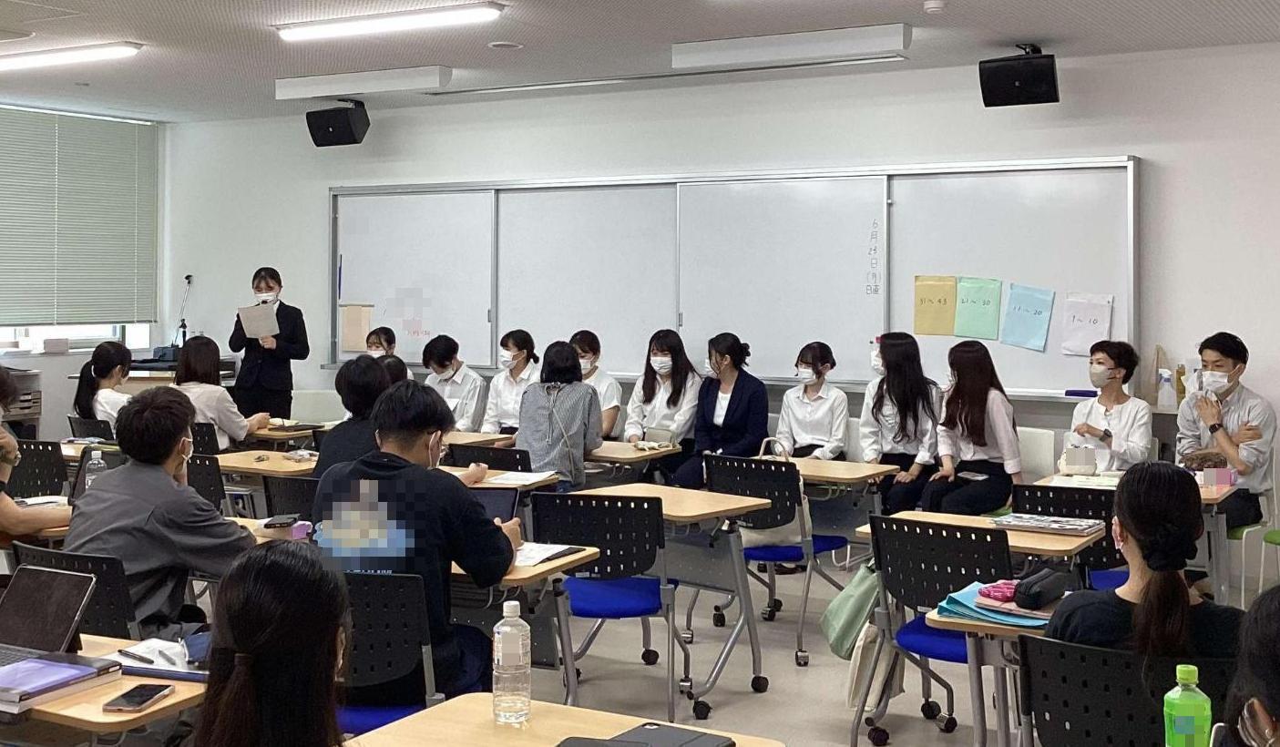 卒業生12人の中の1人が、3年生へ看護師の仕事の様子などを話している写真