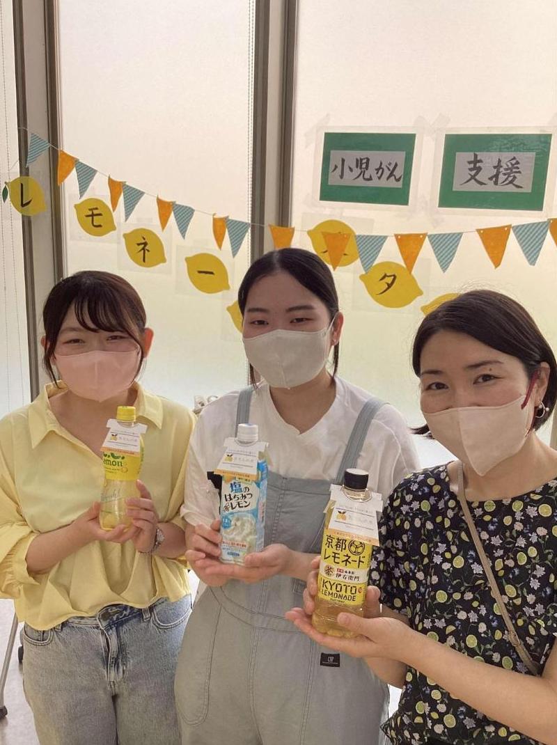 小児がん撲滅運動支援の飲み物を持っている学生たちの写真