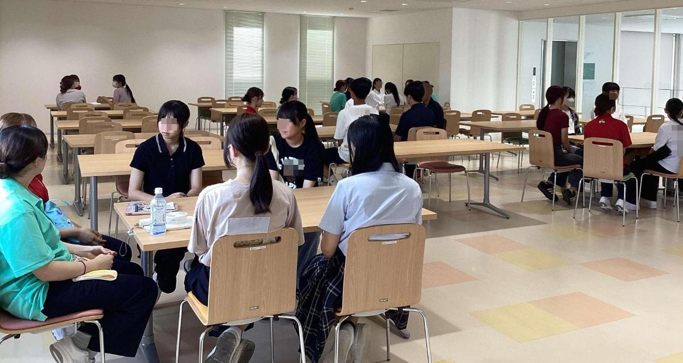 参加者と学生との交流しているところの写真