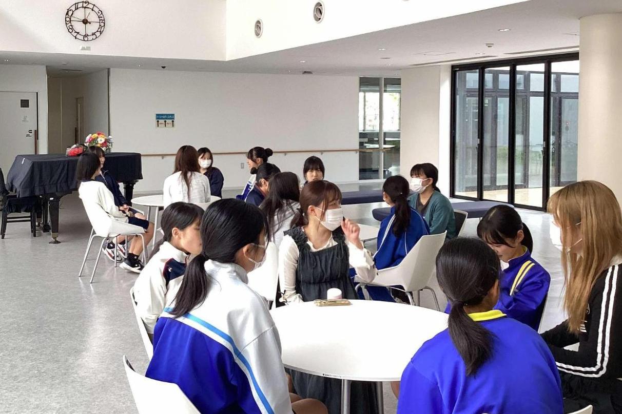 在校生と交流している中学生達の写真