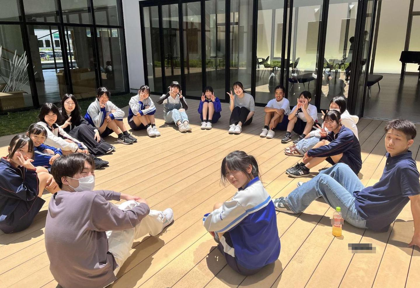 在校生と交流した後で、光庭でピースサインをしている中学生達と、在校生達の 集合写真