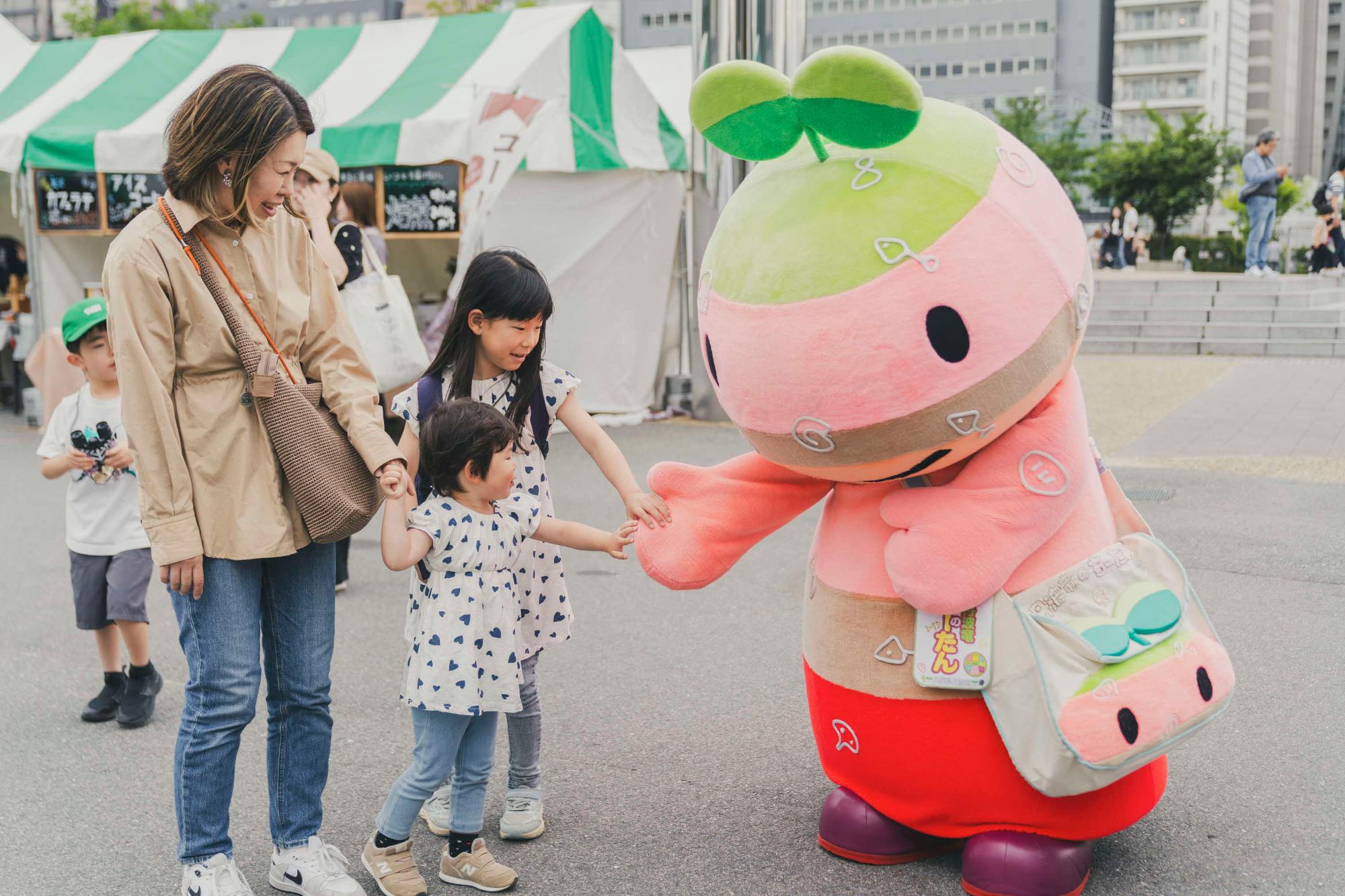 ちーたんとのふれあいを楽しむ参加者(天王寺公園エントランスエリアてんしば)