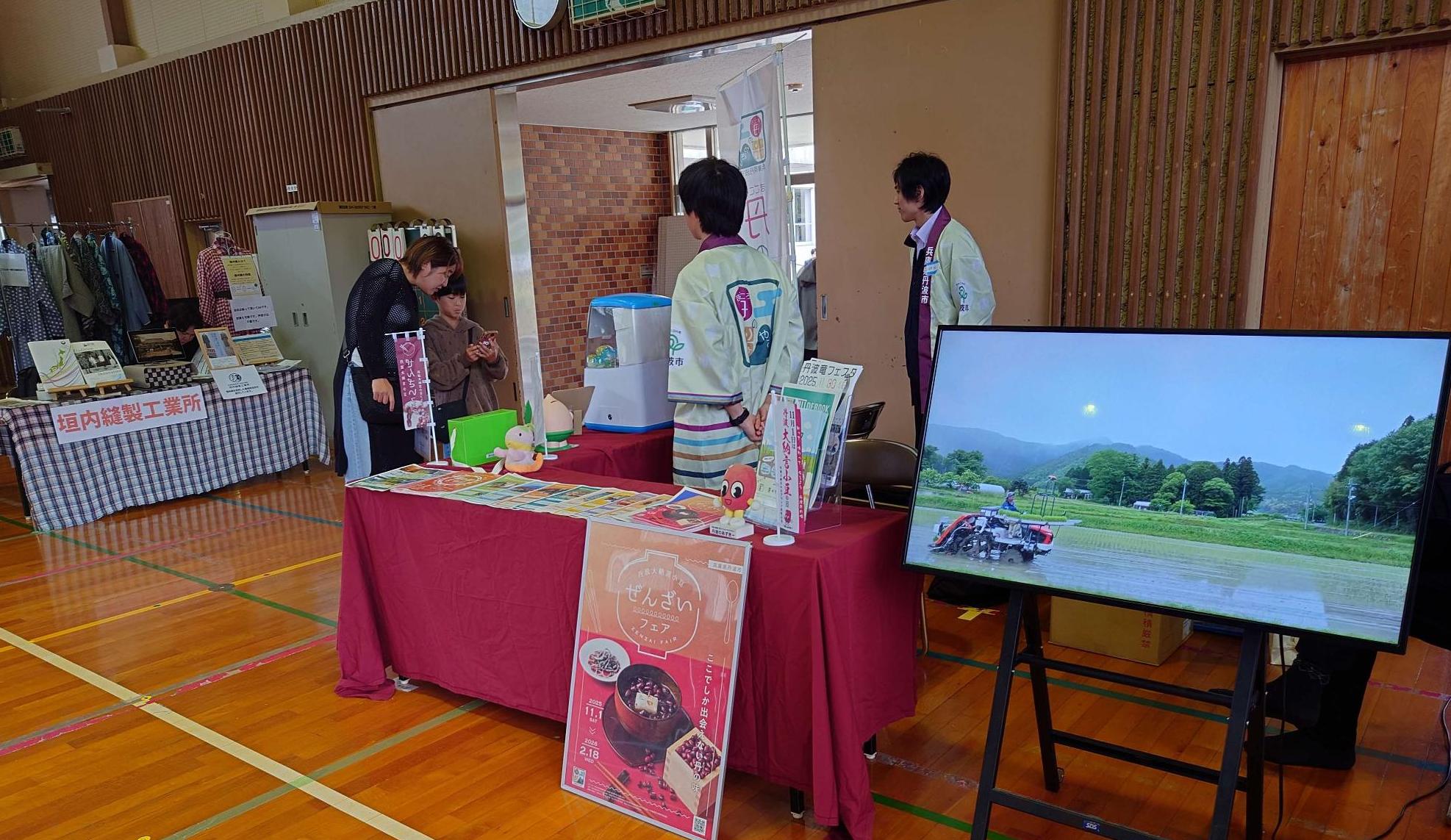 丹のやさいについて話聞く来場者