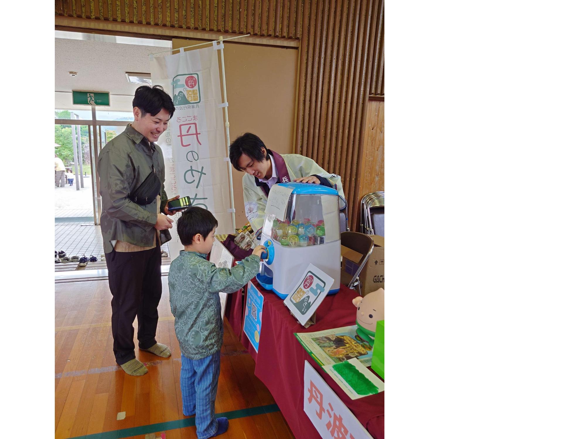 ガチャガチャを回す来場者