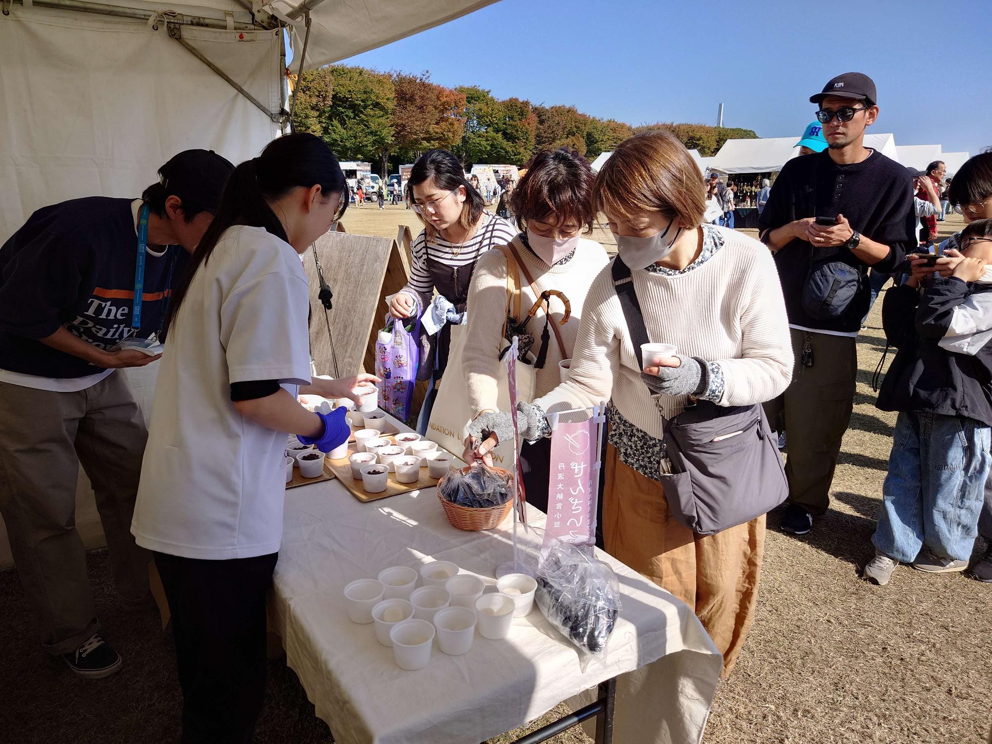 ふるまいぜんざいに並ぶ参加者