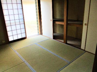 右に押入れ、正面に大きな窓がある和室