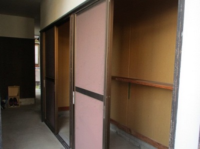 家に併設された4枚引き戸の野外倉庫の写真