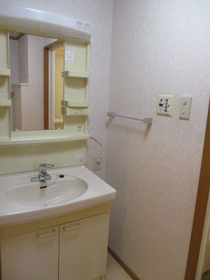 白を基調とした洗面台の写真
