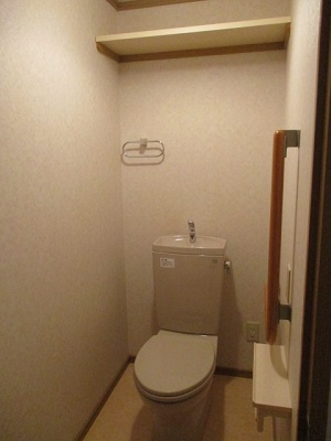 白を基調としたトイレの写真