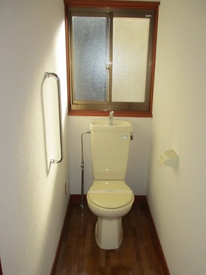 フローリングの床で、白を基調としたトイレの写真