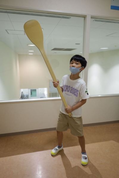 大きなしゃもじを持つ様子