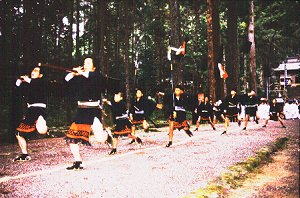 中野奴行列(なかのやっこぎょうれつ)が行われている写真