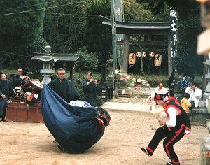 青田大歳神社の神楽で獅子と天狗が共に舞う演目の写真