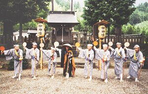 南多田新発意おどり(みなみただしんぽちおどり)を踊る人たちが衣装を着て横並びでポーズをとっている写真