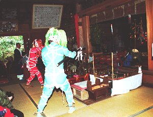 お寺の本尊に鬼が刀の柄を向けている写真