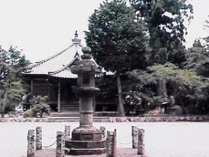 清薗寺薬師堂の灯篭と、その後ろに建つ本堂の写真
