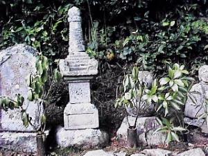 明勝寺の宝筺印塔の写真