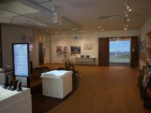 薄暗い部屋の中に複数の展示物が並んだ写真