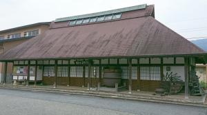 うすい小豆色の屋根の古い日本家屋の写真