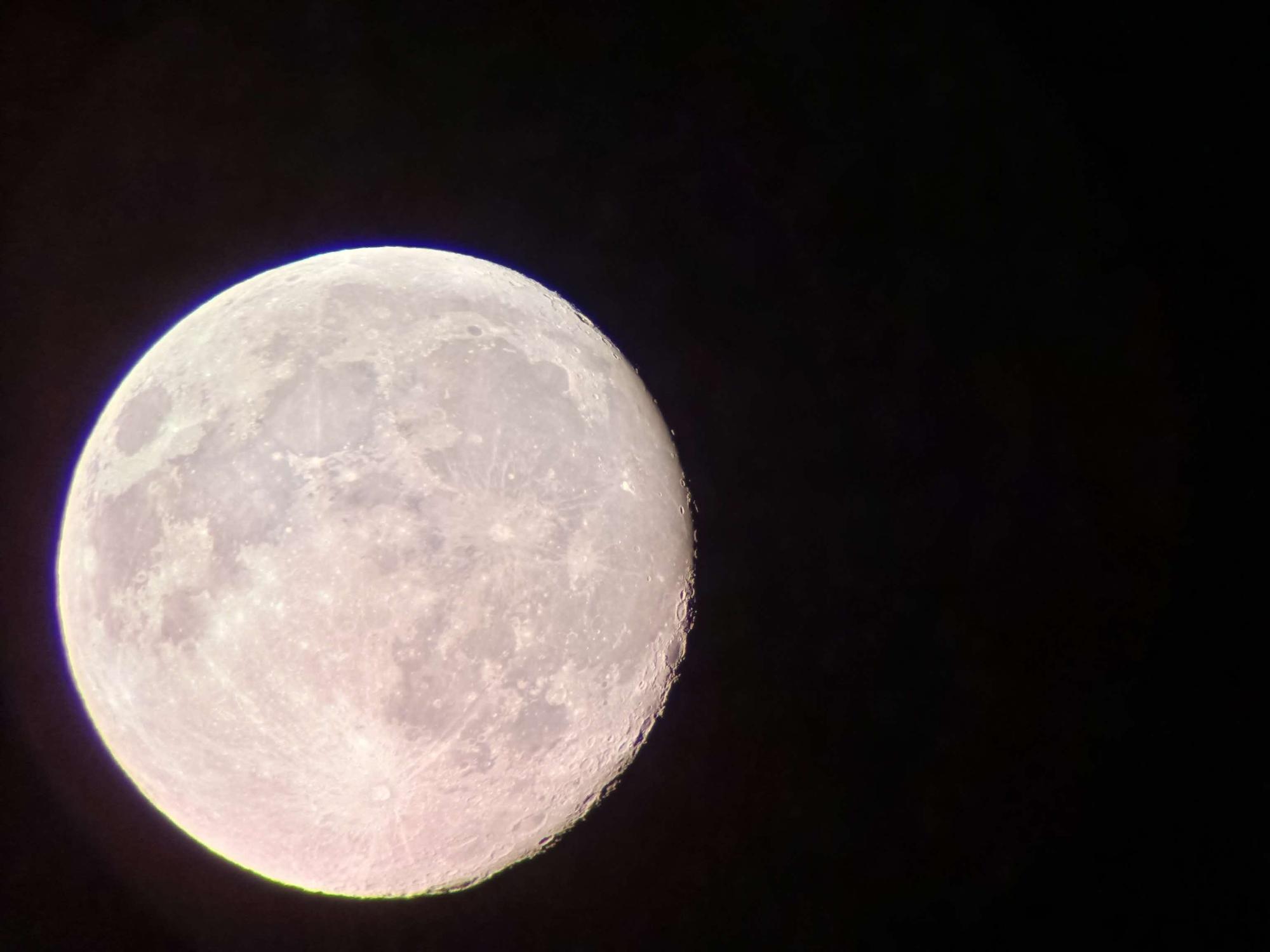 望遠鏡から見た月