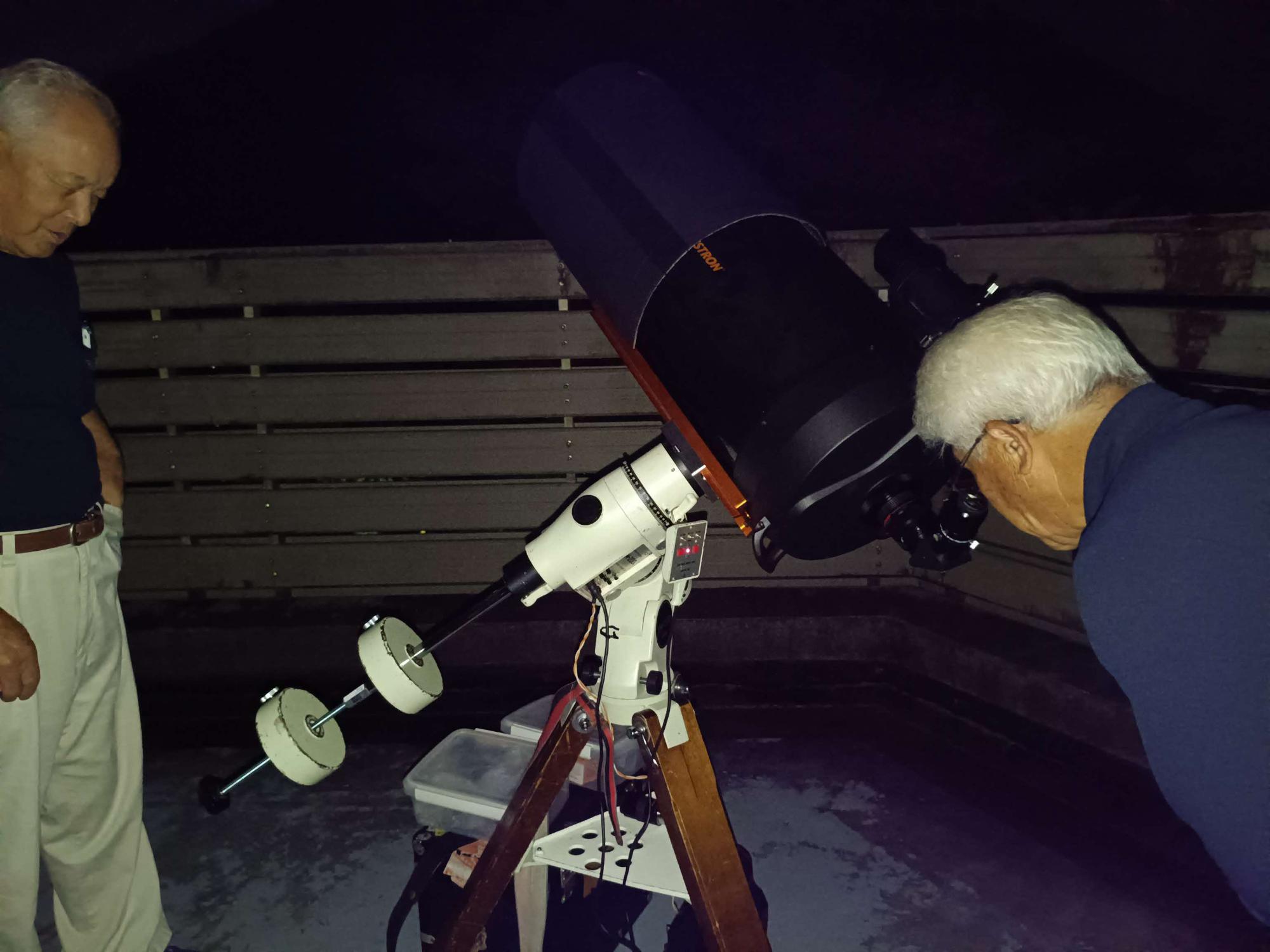 天体望遠鏡を覗く様子