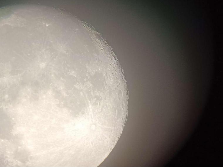 天体望遠鏡から見た月