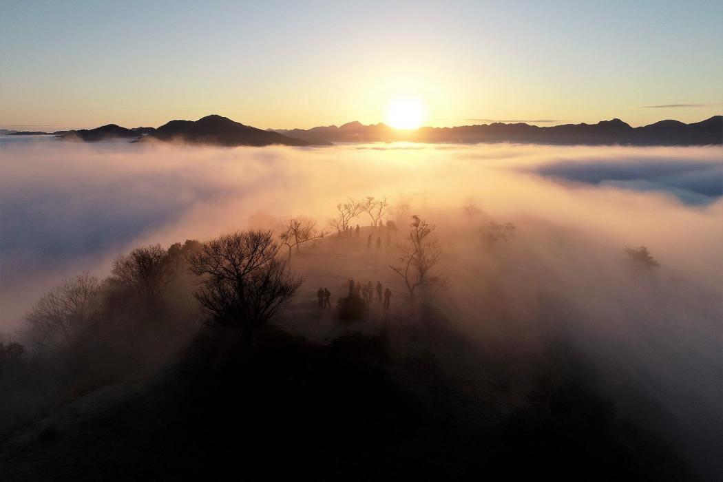 春日町黒井の黒井城跡頂上から見る日の出