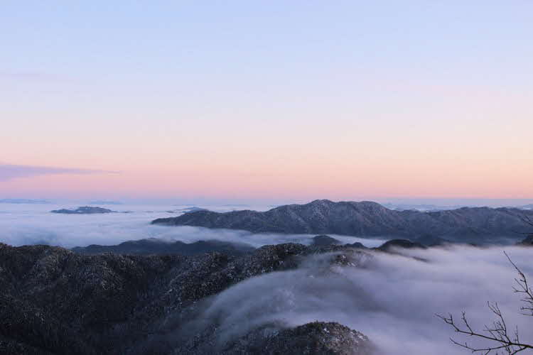 丹波市と丹波篠山市の狭間にある金城山から朝に観た雲海の画像