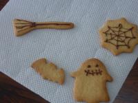 おばけや箒などハロウィンを意識したデコレーションをされたクッキーの写真