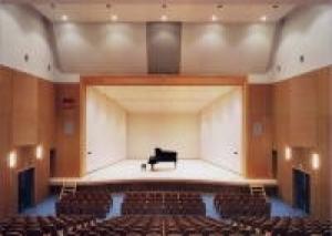 舞台中央にピアノが置かれている、ライフピアいちじま大ホールを客席後方から撮影した写真