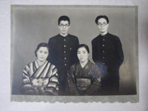 男子学生二人と女性二人が写った古い白黒写真