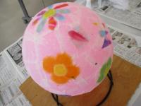 淡いピンクに花柄のかわいいランプシェードの写真