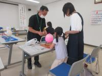 参加者の親子に説明をしている男性の写真