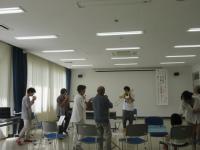 みんなで楽器を演奏している様子の写真
