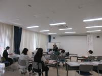 部屋の奥で話をする男性と話を聞く参加者の写真