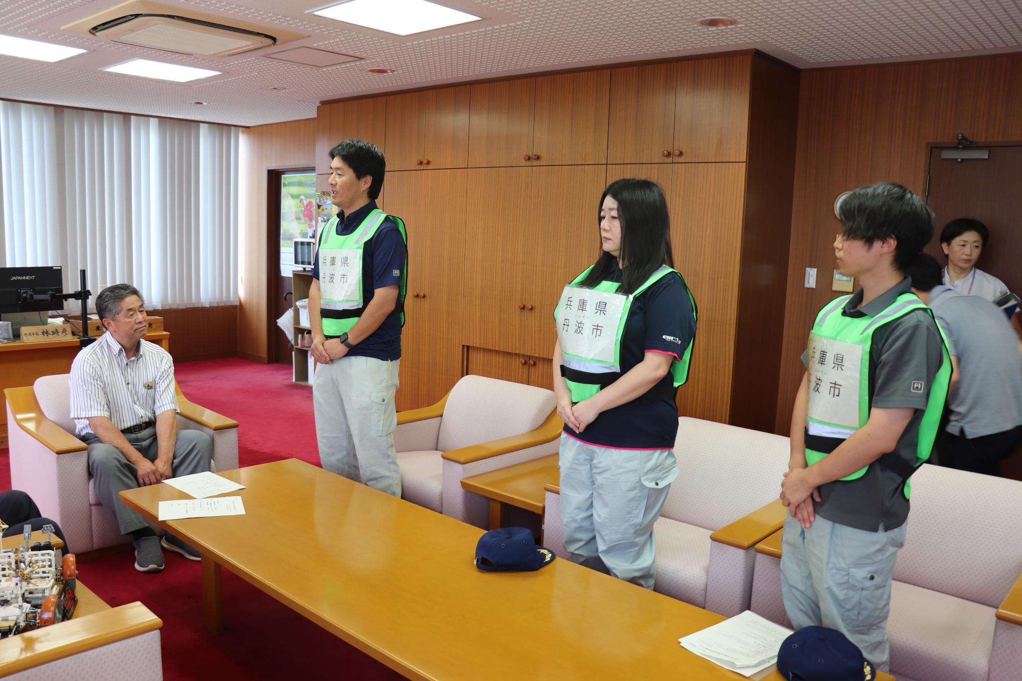 令和8年熊本地震に係る丹波市支援派遣職員出発式の様子
