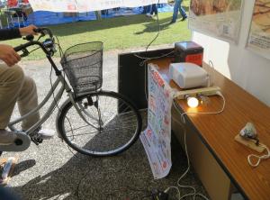 自転車とコードで繋がっているランプが光っている写真