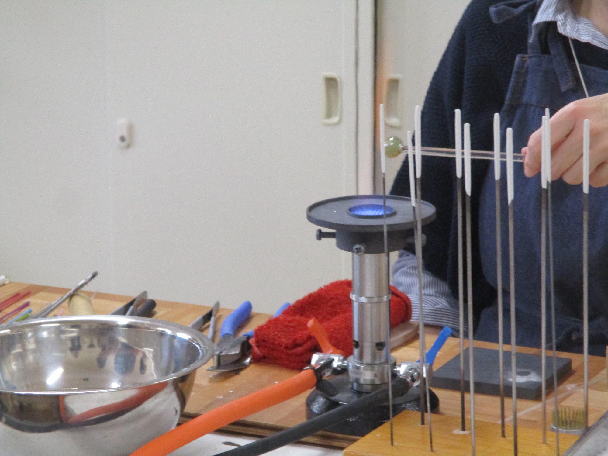 とんぼ玉を溶かす様子