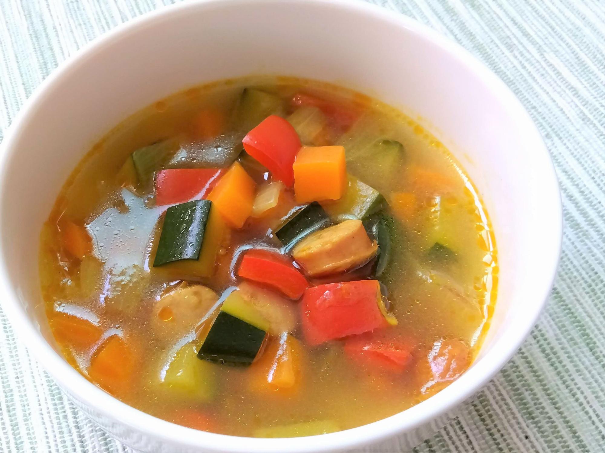 彩り野菜のカレー風味スープの写真