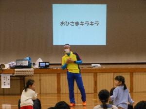 親子で運動遊びをしている様子