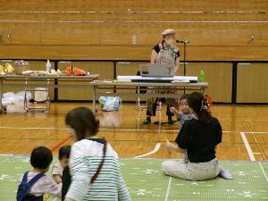 親子でリズムや歌に合わせて楽器をたたいている様子