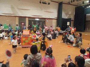 法被を着てお神輿の周りで音楽に合わせてダンス