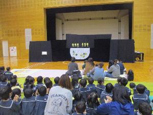認定こども園の子たちと一緒に人形劇を楽しんでいる様子