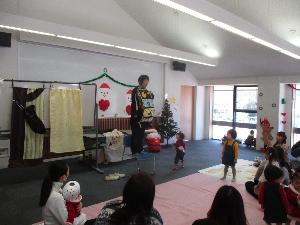 親子でエプロンシアターに夢中になっている様子