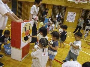 アンパンマンにおにぎりを食べさせている様子