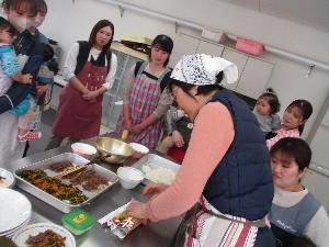 親子で巻き寿司作りをしている様子